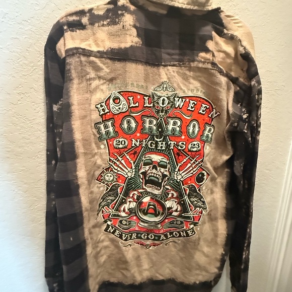 2023 Universal Studios Halloween Horror Nights Never Go Alone XL Cotton Flannel - Picture 2 of 6
